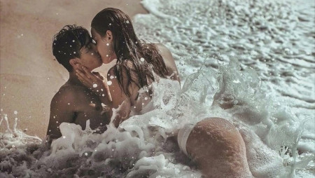 couple qui fait lamour en public sur la plage