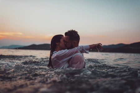 couple qui s'amuse dans l'eau