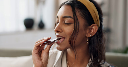 femme qui mange du chocolat